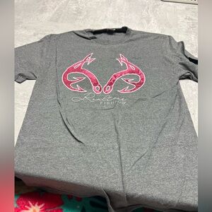 GRAPHIC TEES- Womens realtree shirt